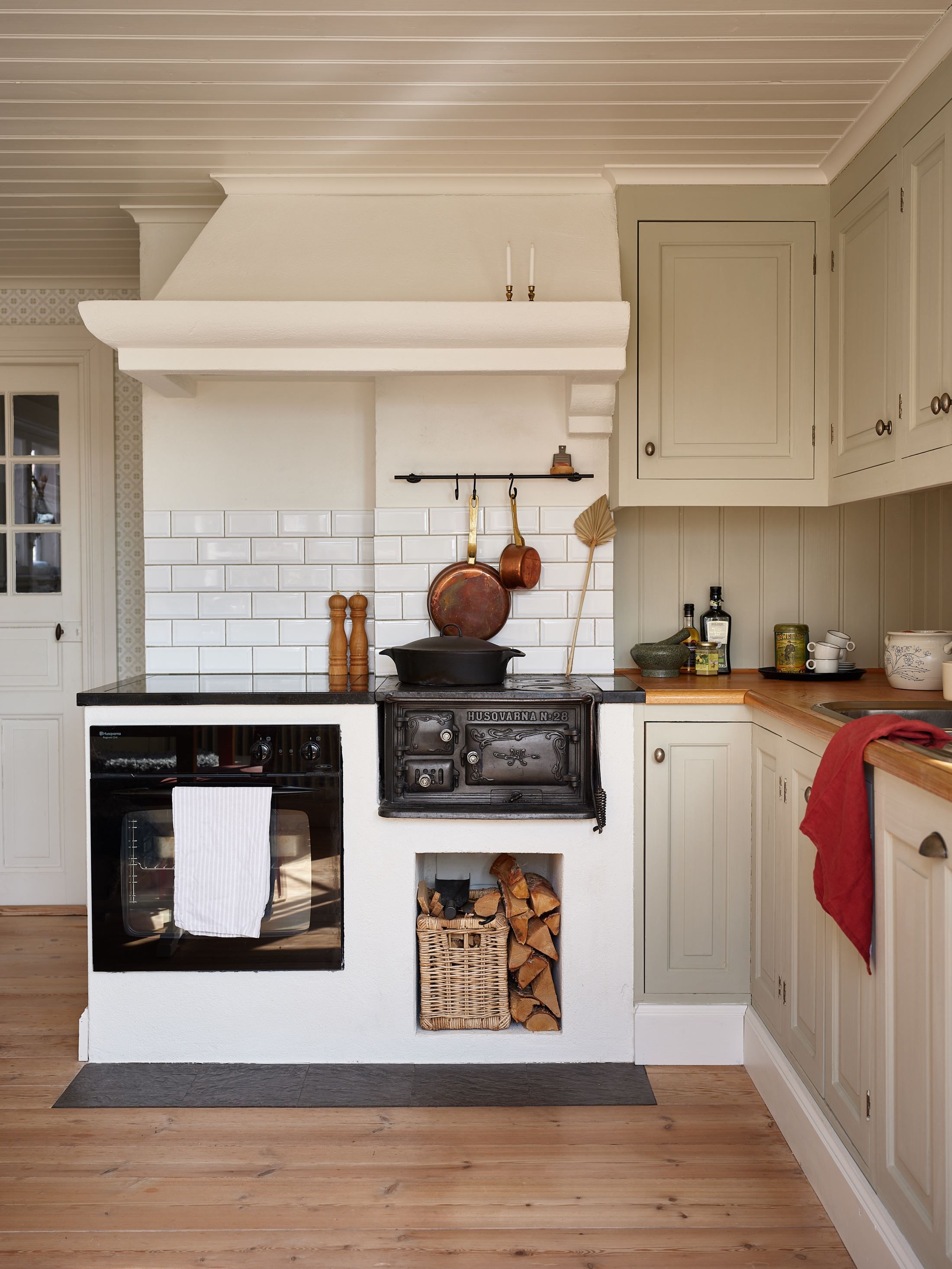 Sisätiloissa vanha puuhella ja sen huolto